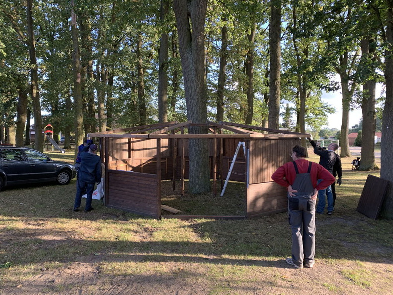 2019-09-18 Pavillon aufbauen für Herbst Backtag 001.jpg